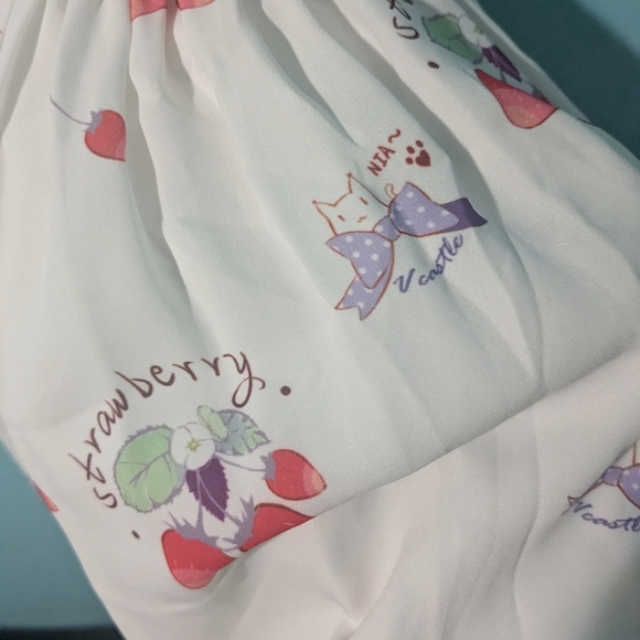 Lolita jumper with a cat and strawberry design - Picture 4 of 5